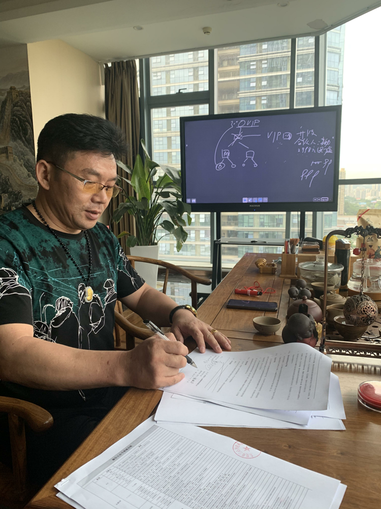 天才拼團(tuán)商城董事長(zhǎng)與三心網(wǎng)APP開(kāi)發(fā)公司簽約.